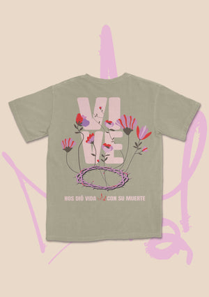 Nos Dió Vida Con Su Muerte Graphic Short Sleeve T-Shirt